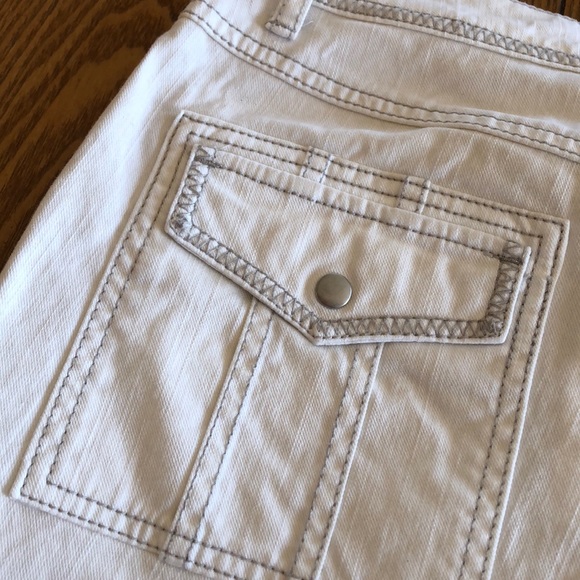 White denim capris size 6. - Picture 3 of 4